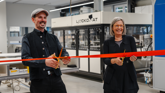„Lackomat” a fost inaugurat de Jörg Baumeister și Andrea Berghofer (administrator al ADLER) la începutul lunii octombrie. | © Lackomat