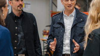 La ceremonia de inaugurare, Jörg Baumeister și ADLER CSO Bernd Pichler (dreapta) au răspuns tuturor întrebărilor despre serviciul inovator de vopsire. | © Lackomat