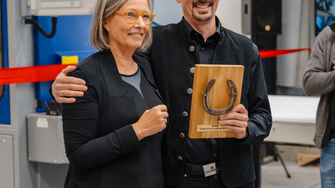 Andrea Berghofer schonk Jörg Baumeister een hoefijzer en wenste 'Lackomat' een succesvolle toekomst. | © Lackomat