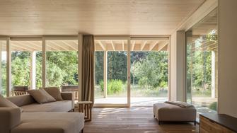 De la fațadă și ferestre, până la mobilier și pereți interiori: în gama green de la ADLER prelucrătorii găsesc straturi de acoperire sustenabile pentru toată casa. | © Markus Schietsch Architekten / Andreas Buschmann