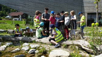 Mit zahlreichen Programmen für Umwelt- und Klimapädagogik leistet der Naturpark wichtige Aufklärungsarbeit. | © Naturpark Karwendel / Anton Heufelder