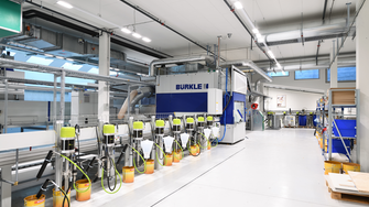 Vopselele Pigmolux de la ADLER sunt prelucrate pe sistemul de vopsire prin pulverizare complet automat de la RIWAG. | © RIWAG Türen AG | © RIWAG Türen AG