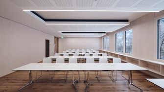Chiar și la locul de muncă – ca aici, în noua clădire de birouri TimberBrain a binderholz din Hallein – suprafețele din lemn acoperite cu ADLER Lignovit Interior UV 100 de culoare deschisă entuziasmează. | © binderholz