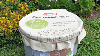 Vopseaua de interior Aviva Terra-Naturweiß certificată „Cradle to Cradle” este fabricată pe bază de materii prime regenerabile. | © ADLER