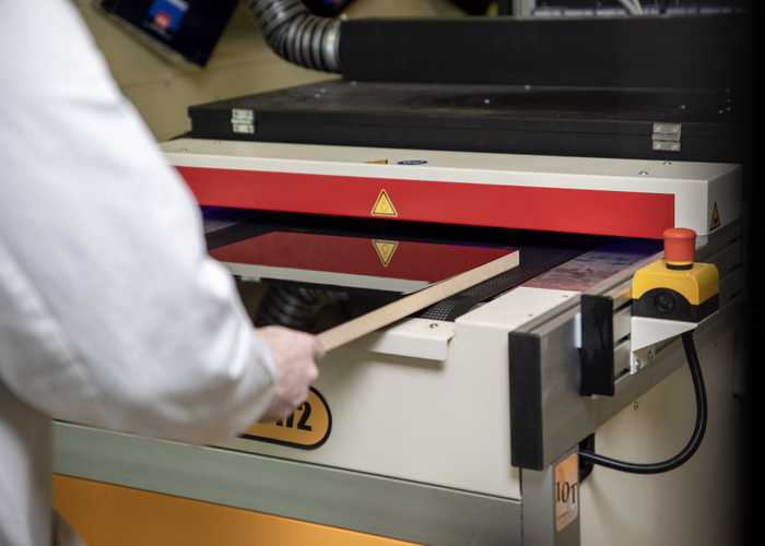 Besonders hochwertige Oberflächen lassen sich mit dem Excimer-Verfahren erzielen, das ADLER gemeinsam mit anderen innovativen Applikationstechnologien auf der Interzum in den Fokus rückt.  | © ADLER