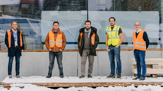 Colaborare perfectă: Bernhard Schiffthaler, Key Account Manager, expertul în tehnică Florian Reindl și dezvoltatorul de straturi de acoperire Stefan Frumlacher de la ADLER, în vizită la Directorul de întreprindere Andreas Weichsler și Managerul de Inovație Georg Jeitler din Grupul HASSLACHER. | © ADLER