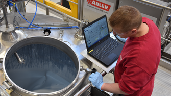 Metode inovatoare de producție permit o fabricare a lacurilor în mod clar mai eficientă din punct de vedere energetic. | © ADLER