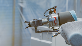 Pentru testul de teren de la ADLER, un cobot a fost echipat cu un dispozitiv de vopsire. | © ADLER