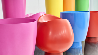 Forme creative, forme colorate: la Nieuwkoop Europe, ghiveciul se transformă într-o piesă de decor. | © Nieuwkoop Europe                                      