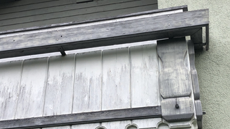 Produsul eficient este potrivit în egală măsură pentru revopsiri, cât și pentru proiecte de renovare, după cum o dovedește această renovare de balcon: suprafețele afectate de intemperii… | © ADLER