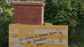 Imprimeria austriacă Janetschek are în gama sa indicatoare și panouri informative din MDF Tricoya imprimat. ADLER Print-Protect UV+ SQ protejează cerneala împotriva decolorării și modificării culorilor. | © Janetschek Druck – Medien – Design