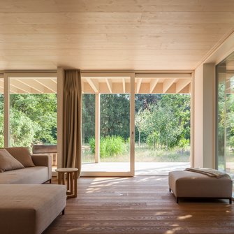 De la fațadă și ferestre, până la mobilier și pereți interiori: în gama green de la ADLER prelucrătorii găsesc straturi de acoperire sustenabile pentru toată casa. | © Markus Schietsch Architekten / Andreas Buschmann