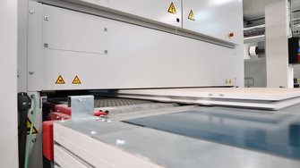 Vopselele Pigmolux de la ADLER sunt prelucrate pe sistemul de vopsire prin pulverizare complet automat de la RIWAG. | © RIWAG Türen AG | © RIWAG Türen AG