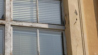 Zidăria umedă, substratul necorespunzător – renovarea ferestrelor istorice este o adevărată provocare. | © Drevovýroba Kočiš s.r.o.