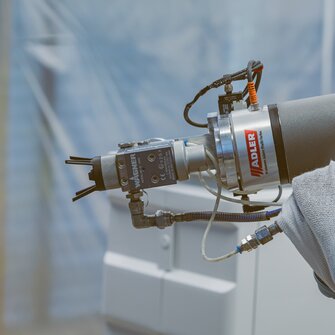 Pentru testul de teren de la ADLER, un cobot a fost echipat cu un dispozitiv de vopsire. | © ADLER