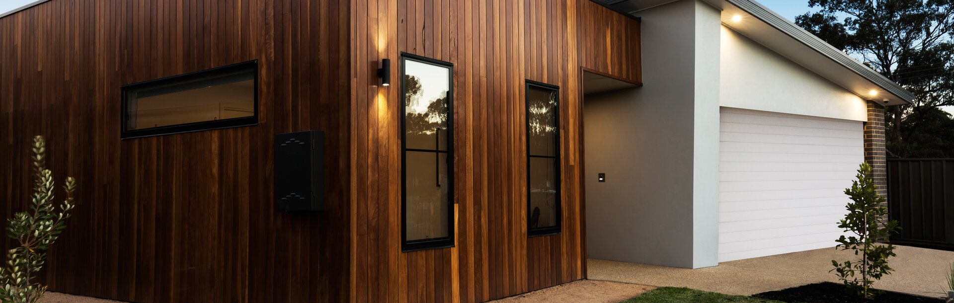 Contemporary Australian home facade at night dusk  |  Ⓒ Jodie Johnson
