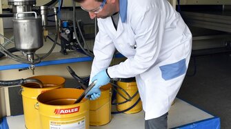Prin consistența sa de gel, ADLER Clean-Smart Gel dezvoltă un efect maxim de curățare în interiorul conductelor de lac.