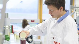 110 angajați lucrează în laboratoarele și în cadrul tehnologiei de aplicare la ADLER pentru produse și tehnologii inovative. | © ADLER