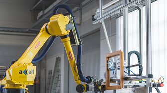 La ADLER atenția este întotdeauna pe întregul proces de acoperire, de la pretratarea substratului și până la uscare. De curând ADLER a prezentat Abramotion, un robot de șlefuit sensibil pentru ferestre din lemn. | © ADLER