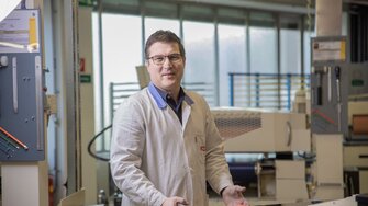 Tâmplarul calificat Reinhard Huber lucrează de peste 25 de ani în departamentul tehnic de aplicare al ADLER și consiliază tâmplarii și producătorii industriali în toate aspectele legate de tratarea suprafețelor.