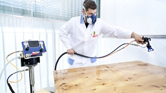 Pentru lucrul cu vopselele pe bază de apă, sunt necesare echipamente de lucru adecvate. Echipamentele de pulverizare de ultimă generație sunt realizate din oțel inoxidabil și sunt adecvate inclusiv pentru vopsele pe bază de apă.