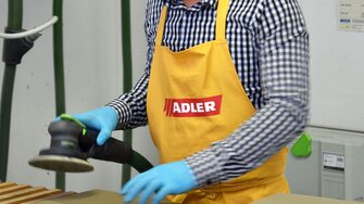 Tratarea prealabilă și atentă a substratului este deosebit de importantă în cazul vopselelor pe bază de apă, pentru a obține un aspect uniform al suprafeței.