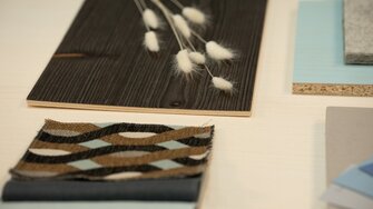 Compoziția materială a panoului de lemn Nordic Blue transmite o atmosferă primitoare nordică.