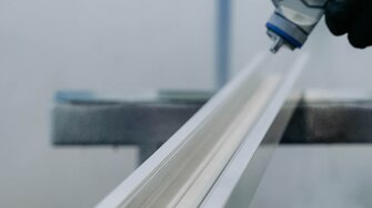 Un strat alb protejează în mod fiabil plasticul de îngălbenire.