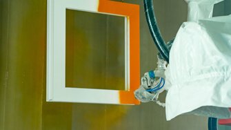 Rezistent la intemperii, elastic și stabil la culoare: Polycolor Top 2K își arată punctele forte în special pe ferestrele din PVC.