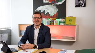 Daniel Pesserer, coordonatorul diviziei pentru industria mobilei la ADLER, vede un mare potențial pentru stratul de acoperirea ecologic Excimer.