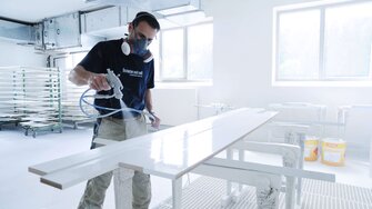 Trecerea la vopselele pe bază de apă necesită, de obicei, doar ajustări minore în vopsitorie și oferă avantaje semnificative pentru cel ce realizează prelucrarea. | © ADLER