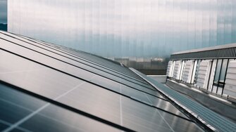 Cu o instalație fotovoltaică puternică, ADLER acoperă o parte din cererea de energie.