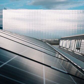 Cu o instalație fotovoltaică puternică, ADLER acoperă o parte din cererea de energie.