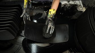 Baițul este șters manual cu un burete natural din Marea Egee: astfel se obține aspectul unic, uniform al baițului! | © Thonet GmbH