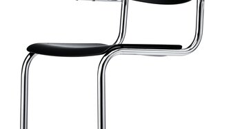 Și în varianta cu piese din lemn curbat pentru șezut și spătar, impresionează clasicul din țeavă de oțel fără picioare din spate. | © Thonet GmbH