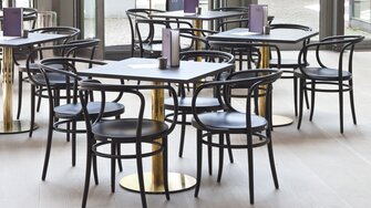 Cu baițul negru nobil de la ADLER apare și modelul cu brațe 209 din restaurantul „Table” din galeria de artă Schirn din Frankfurt. | © Thonet GmbH © Constantin Meyer
