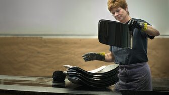 Pentru utilizarea sa de design spătarul este coborât în baițul de scufundare negru Arova Flex de la ADLER. | © Thonet GmbH