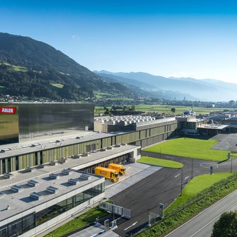 Cea mai modernă fabrică de lacuri pe bază de apă din Europa se află în Schwaz, Tirol – și în următorul an se va investi din nou puternic în fabrica ADLER.
